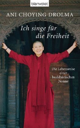 junge Nonne mit ausgebreiteten armen